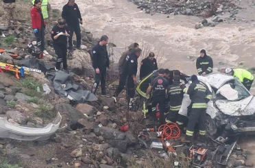 Erzincan’da otomobil dereye uçtu: 2 ölü, 1 ağır yaralı 