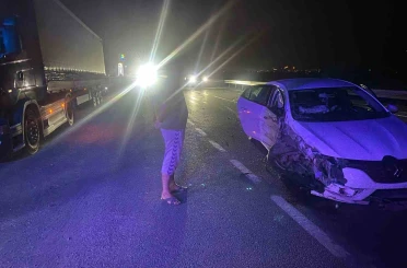 Erzincan’da tır ile otomobilin çarpıştığı kaza güvenlik kamerasına yansıdı 