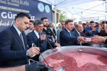 Erzincan’da vatandaşlara aşure ikram edildi 