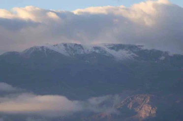 Erzincan’ın etrafını çeviren dağların yüksek kesimlerine mevsimin ilk karı düştü 
