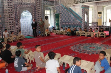 Erzin’de çocuklar yaz aylarını kuran kursunda eğitim alarak geçiriyorlar 