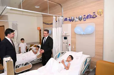 Erzurum Valisi Baruş, Şehir Hastanesi’nde sünnet olan çocukları ziyaret etti
