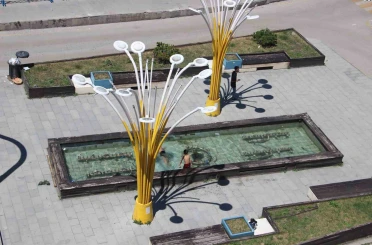 Erzurum’da çocuklar süs havuzunda serinledi 
