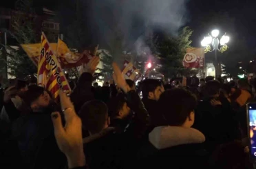Erzurum’da Galatasaray taraftarının derbi galibiyeti coşkusu 