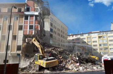 Erzurum’da kontrollü yıkımda korkutan anlar 