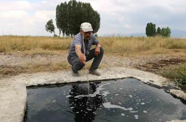 Erzurum’da kuyudan çıkan suyun köpükleri alev alıyor, elleri yumuşatıyor

