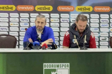 Erzurumspor FK oyuncuları basın toplantısını basıp kutlama yaptı 