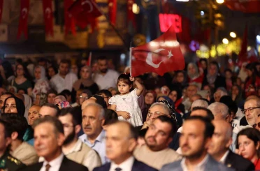 Esenler’de 253 metrelik bayrakla 15 Temmuz şehitleri anıldı 