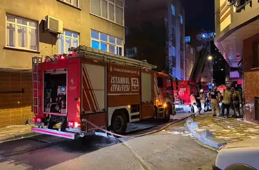 Esenler’de 4 katlı boş binanın çatısında yangın
