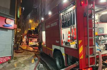 Esenler’de 5 katlı binanın çatısı alev alev yandı

