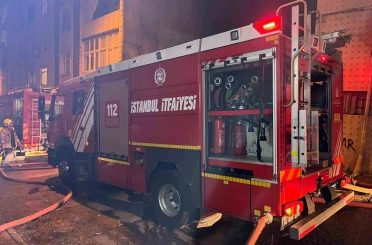 Esenler’de depoda çıkan yangın, 3 binanın dış cephesine ve çatısına sıçradı 