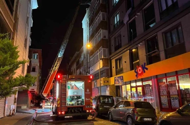 Esenyurt’ta 4 katlı binanın çatısında yangın 