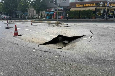 Esenyurt’ta İSKİ’nin boru hattı patladı, yol çöktü cadde göle döndü 