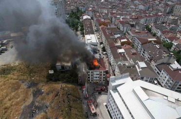 Esenyurt’ta korkutan çatı yangını: 4 binanın çatısına sıçradı 