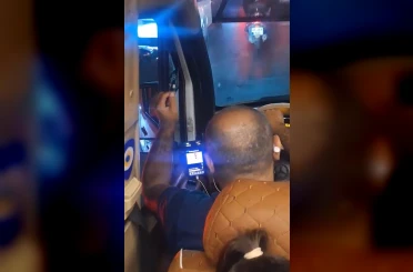 Esenyurt’ta minibüs şoförünün seyir halindeyken video izlediği anlar kamerada 