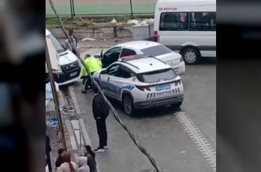 Esenyurt’ta muayenesi olmayan sürücü polisten kaçtı, servis aracında vurarak durdu 