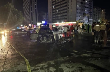 Esenyurt’ta otomobil ile motosiklet çarpıştı: Araçlar alevlere teslim oldu 