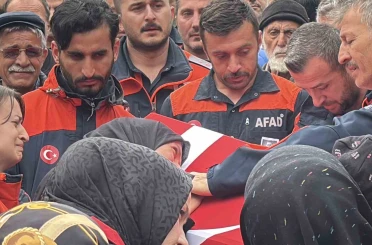 Eşi tabutuna son kez sarıldı, babası namazını kıldırdı: AFAD personeline hüzünlü veda 