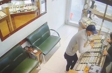 Eşine sürpriz bahanesiyle girdiği kuyumcudan pırlanta çalan şahıs yakalandı