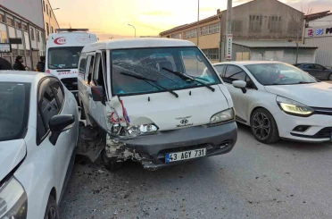 Eskişehir’de 4 aracın karıştığı trafik kazasında 3 kişi yaralandı 