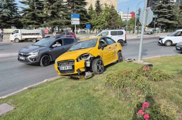 Eskişehir’de araç ile çarpışan otomobil kavşaktaki refüje çıktı 