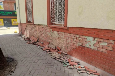 Eskişehir’de cami duvarının dekoratif tuğlaları deforme olup kaldırıma döküldü 
