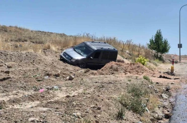 Eskişehir’de hafif ticari araç toprak alana savruldu: 2 yaralı 