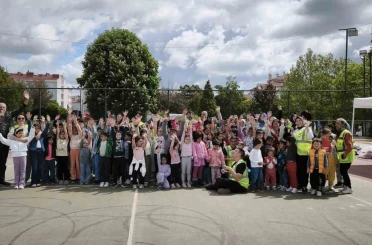 Eskişehir’de hayırseverlerden 300 çocuğa bayramlık hediyesi 