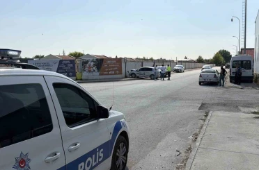 Eskişehir’de iki sokağın kesişiminde otomobil ile kamyonet çarpıştı 