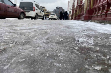 Eskişehir’de kaldırımlar buz pistine döndü 