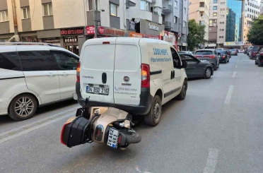 Eskişehir’de korkutan kaza: Motosiklet, hafif ticari aracın altına girdi 