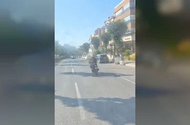 Eskişehir’de motosiklet sürücüsünün tehlikeli şovu kask kamerasına yansıdı 