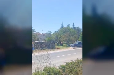 Eskişehir’de otomobil yol kenarına devrildi 