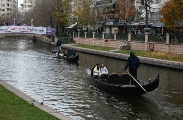 Eskişehir’de soğuk havaya rağmen gondol keyfi yaptılar 
