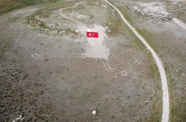 Eskişehirli gençler Milli Takıma destek için dağa Türk Bayrağı nakşetti 