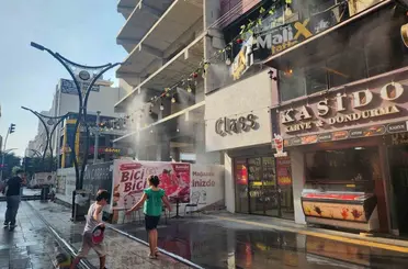 Esnafın iş yerinin önüne kurduğu fıskiye sistemi, kavurucu sıcakta çocuklara ve yetişkinlere eğlence dolu nefes oldu
