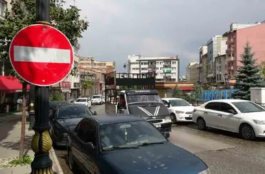 Esnafın kendi astığı tabela ses getirdi, belediye harekete geçti
