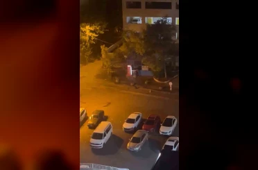 Etrafa aldırmadan büfenin camlarını alaşağı etti 