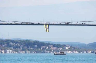 Euroleague şampiyonu olan Fenerbahçe’nin bayrakları köprülere asıldı 
