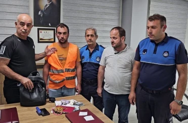 Ev almak için biriktirdiği altın ve parayı parkta unuttu 