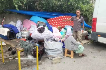 Ev sahibiyle anlaşamadıkları için eşyalarını otoparka taşıyan aile yeni eve yerleştirildi
