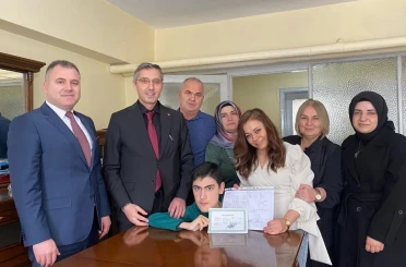 Evde eğitim alan öğrenciler karnelerini Kahraman’dan aldı 
