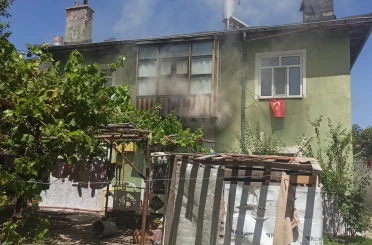 Evde yangın çıktı, kilitli kalan 5 çocuk kurtarıldı 