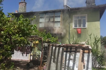 Evde yangın çıktı, kilitli kalan 5 çocuk kurtarıldı
