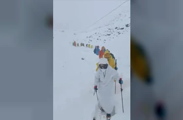 Everest’teki kar fırtınası nedeniyle bin kişi dağda mahsur kaldı 