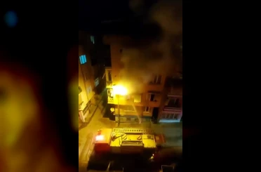 Evin balkonunda çıkan yangın paniğe neden oldu 