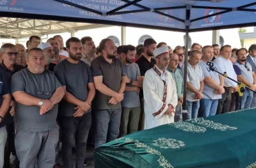 Evinde baygın bulunan çocuk son yolculuğuna uğurlandı 