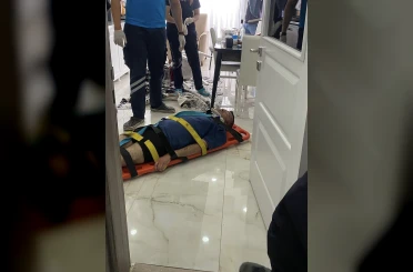 Evinde düşerek yaralanan şahıs ekiplerin yardımıyla hastaneye kaldırıldı 
