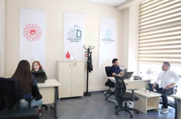 Evini yenilemek isteyen ofislere koşuyor 