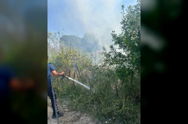 Ezine’de otluk alanda çıkan yangın söndürüldü 